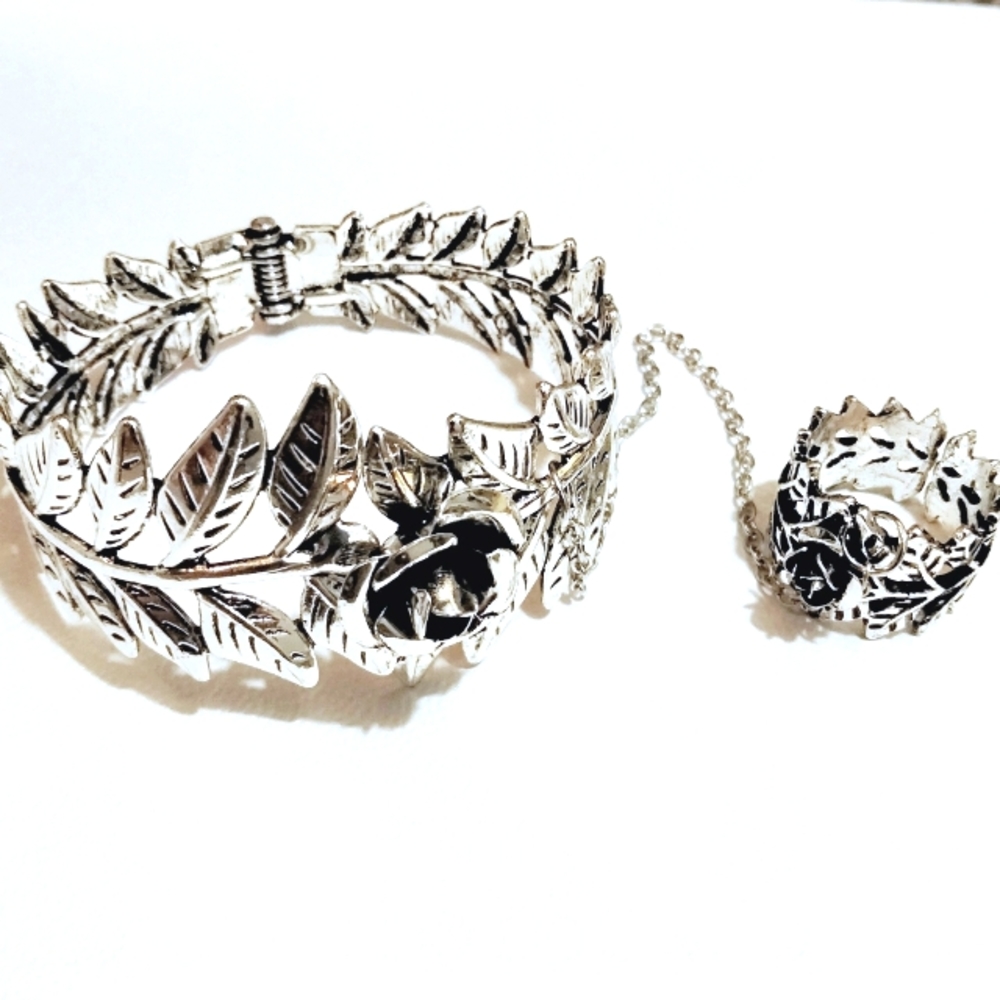 NWT Beautiful Silver Leaf Bracelet with Ring.